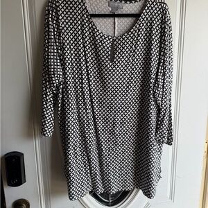 Liz Claiborne Black and White Geometric Scoop Neck Tunic